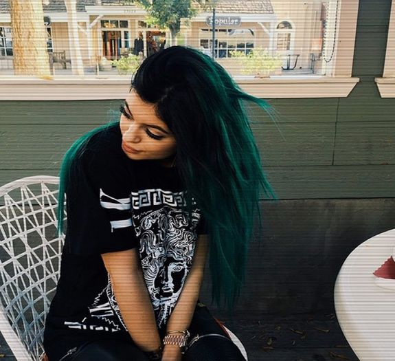 ⊿◤;.  [cl.] Încercam să dau de Chris , dar nu .. de când s-a mutat cu Tyler .. niciun semn de viață - Epii 21 _ Secret love