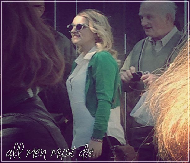 ┊deɴιι┊pur şi simplu dacă mai vorbeşte cu mine. o să mor singurăăăă.