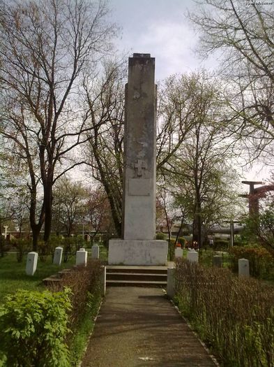 În Parcul Alei, Monumentul eroilor din cel de-al doilea război mondia