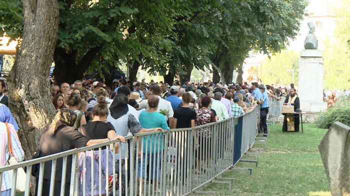 Votam?...Nuuu,pupăm moaşte!; 11aug 2014-coada lungaaa... la moastele sf. Nifor

