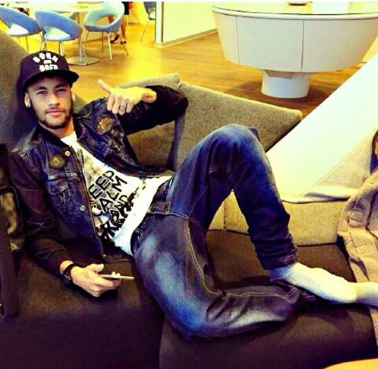 ɳҽყɱαɾ |*se tranteste in pat si se descalta si isi duce picioru la nasu eii* #nina