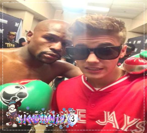 ┆❥. [ia telefonul de la ureche; se uita sa vada cine a sunat; nu cunostea numarul; pune;cl; telefonul la ureche din nou] Cine esti ? -,-
