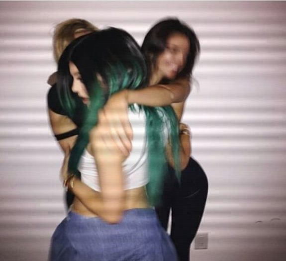 ⊿◤;. # iese din lift cu o cutie mare,o pune jos si scoate; greutati dalea cum sunt la sala de sport si se apuca sa faca ce se face cu ele ;

