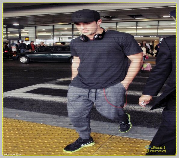 #► |se plimba prin casa| A inceput sa se aseze si prafu pe aici... Cata pustietate...