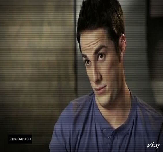 #► |apare de nicaieri si ii sare lu #Klaus in brate si`l pupa`n bot|=))))