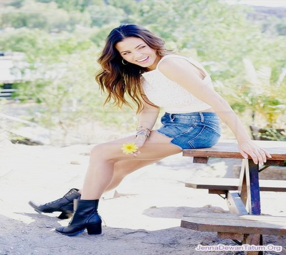 》clk De ce as fi? E cumva ceva intre noi de ar trebui sa fiu? =))))) *rade*; Mai degraba mie mi-e frica de Rebekah...cand o sa vada ce faci cu fratioru ei va pune pe amandoi pe franghie =))))))) #Tyler *in gand* pardon..surioara=))))))))
