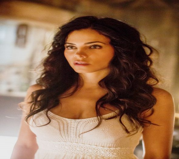 》clk *tresare din somn si se uita ciudat* Ce dr;;;q? O_O MOTUS *il face sa sara cu; cr;;acii in sus pe jos* =))))#Tyler Aolo era o gluma calmeaza-te *il face barbatzel la loc=)))))))* #Klaus Dati-ma jos :) =)))) ca mi-e lene sa ma dau singura.
