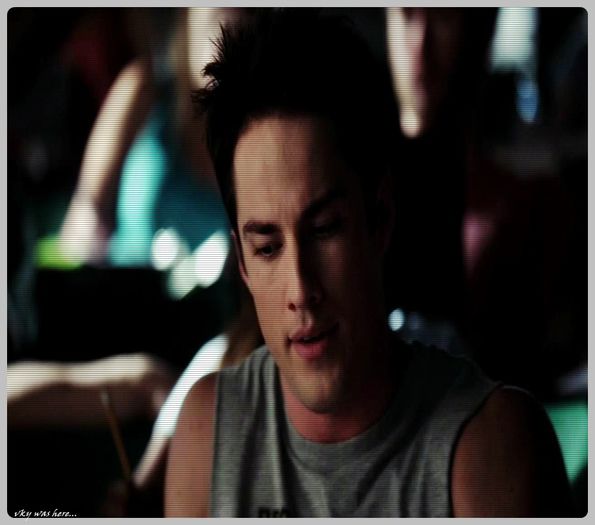 #► Ok... ;_?? |se intinde pe masa|