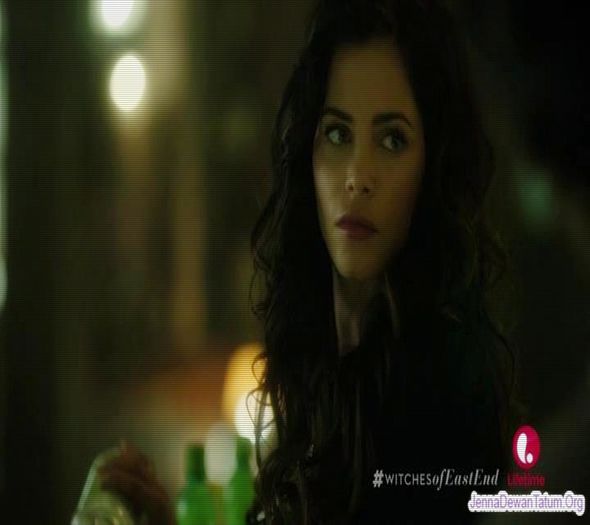 》*trosneste din degete si se teleporteaza in camera ei*