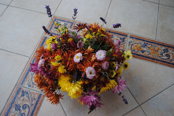 crizanteme&tufanele&levantica, 23 nov; buchet cu flori din gradina pt sorella :))
