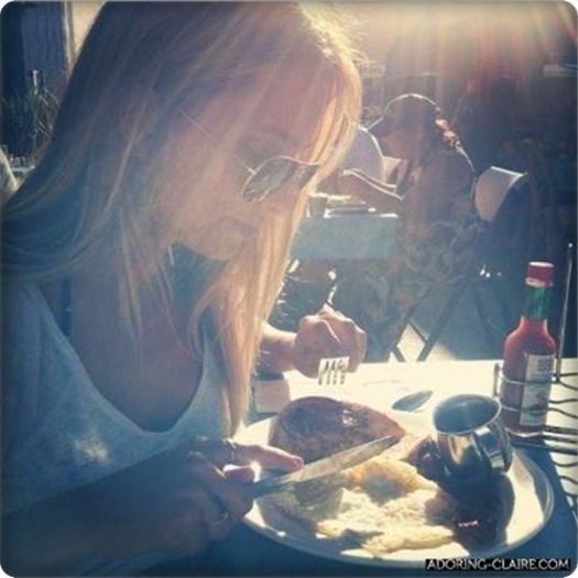 ☼ - *vine şi se aşază pe canapea*