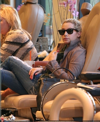 143hu83 - Ashley Tisdale