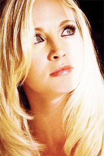 ᵔᴥᵔ -- Hmm, mov :)) *îşi face unghile idk*