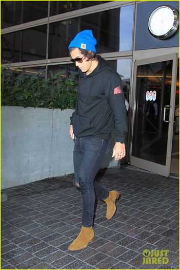 harry-styles-lands-in-los-angeles-after-brit-awards-wins-03 - harry styles
