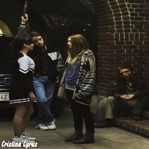 ♡ cσνєη ♡ *îi scoate limba și iese pe geam* #Elena