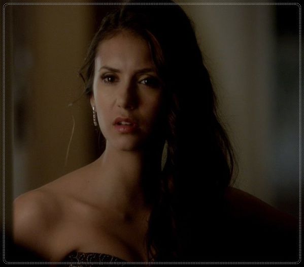 》*sta pe canapea si se uita la toti* :c