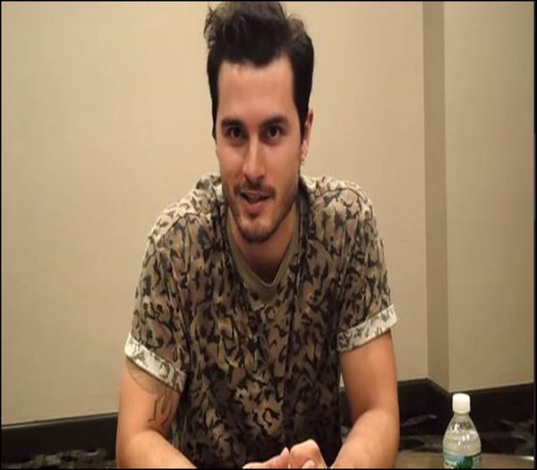 *se duce si-l bate pe umar* La ce te gandesti pretenas? #e cl - here - episode 36 - done