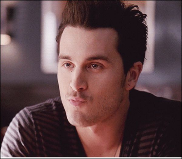 E ca si cum ai iubii gemene.*ii pune bautura in pahar si ciocneste cu el*#elij - here - episode 36 - done