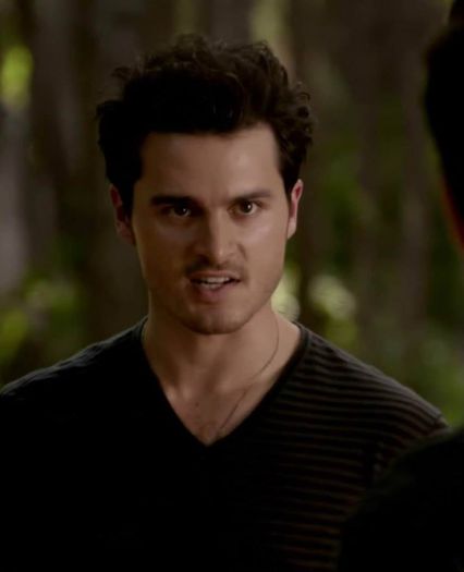 *scoate sunete de soprana de durere si cade in genunchi* Criminalo, ma lasi fara barb;;atie!#ele