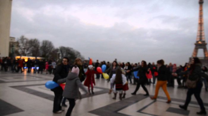 Hora Unirii la Paris-01.dec.2014 - Diaspora RO-vot 2014 _ stiri diverse