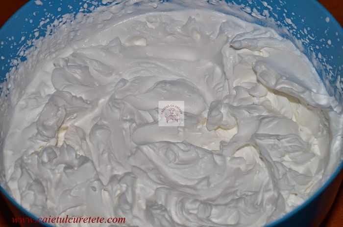 DSC_0129 - Tort cu blat de biscuiti si crema de iaurt si caramel