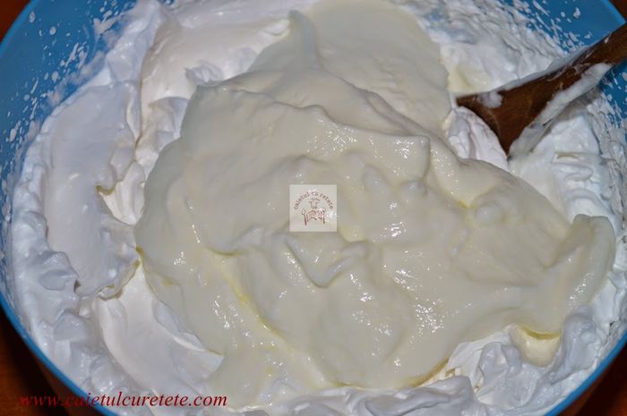 DSC_0131 - Tort cu blat de biscuiti si crema de iaurt si caramel