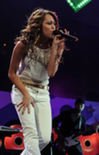 10092590_XKFHBUSUA - Miley Cyrus in  concert 1