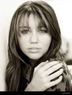 QAKGRDAYDFCYVZKQUMB - sedinta foto cu Miley 10