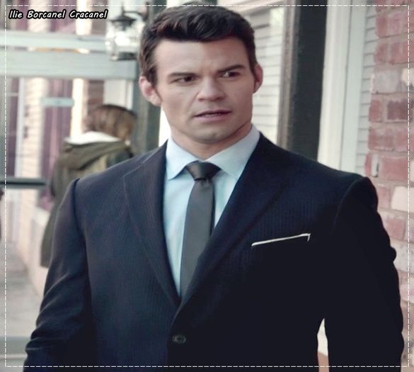 ;; clk Aoleu, femeie *ii lasa cadoul pe masa*Pentru tine e...*se uita la ei apoi se duce la ghetele; sale si ia brelocul; se uita la el* Da...e frumos, o sa-l agat la cheile de la carutza mea =))))))) #Fane.
