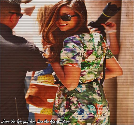 ;_ Eu ma refeream la #Mos Craciun... Nu la fractu... (cl); Desi, daca o luam dupa ani... El ar fi tatal lu #Mos Craciun...#ilie[rade] + Heya!#k
