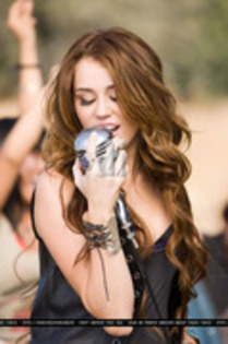 XZDAKUPIZYKRIZEOPXT - Miley poze din melodia party in the usa
