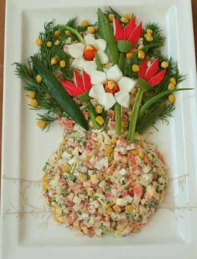 Salata vas cu flori - Idei de aranjare a platourilor pentru  mese festive si ocazii speciale