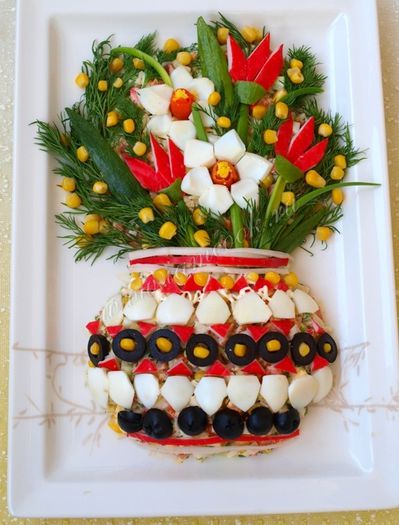 Salata vas cu flori 1 - Idei de aranjare a platourilor pentru  mese festive si ocazii speciale