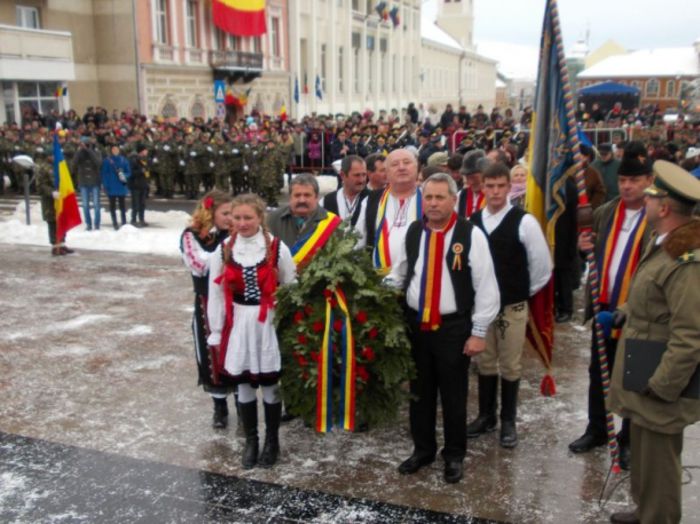 exemplu-de-bun-sim-al-unui-primar-udmr-din-covasna-edilul-a-participat-la-ceremoniile-de-ziua-na-ion - 9-colegii de liceu iskola talalkozo