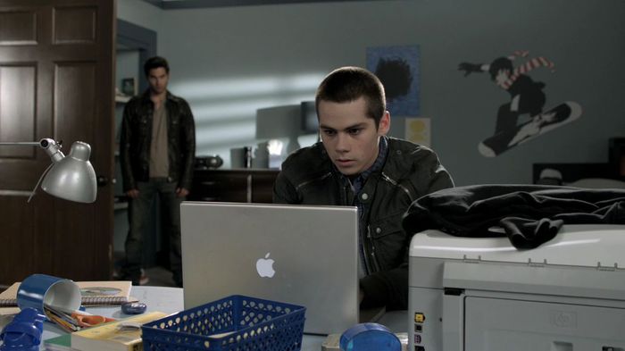 *tot la 4 dimineata, Stiles sta si se uita la filme p;;;;rno, prietenu lui Derek era in spate si se ; si el =))) * ;; *intoarce capu* Ma duc sa mi iau ceva de rontait =)) *il vede pe Derek si tipa*
