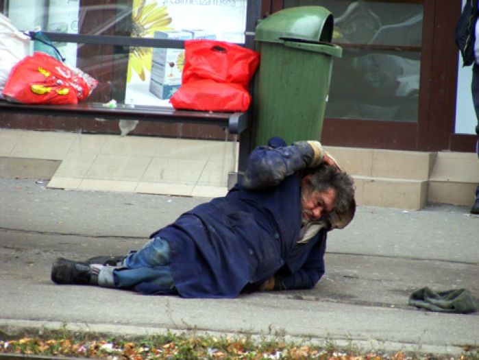 -intră târându-se pe jos-