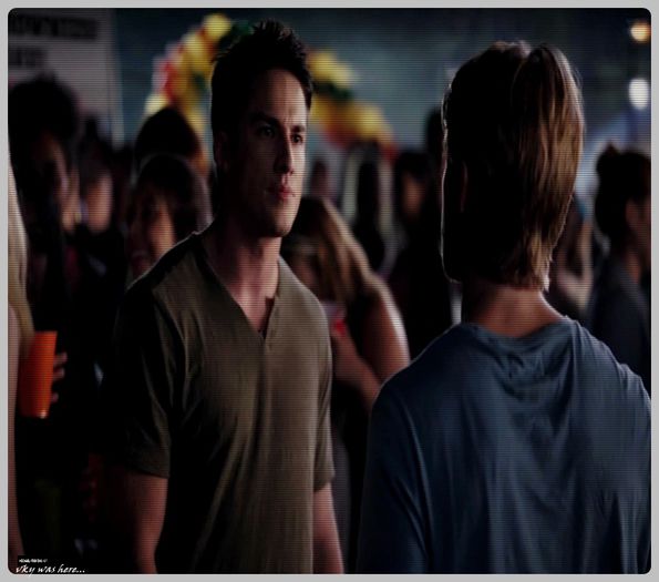 #► Vezi c`ai facut gaura in tavan...#lexy + |il da pe ala afara cu [cl]; tot cu banca si incuie usa|=))
