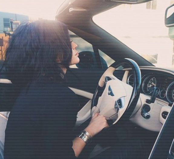 ⊿◤;. [#in birou, vorbeste la telefon , avea laptopu in fata si lucra ceva pe el .