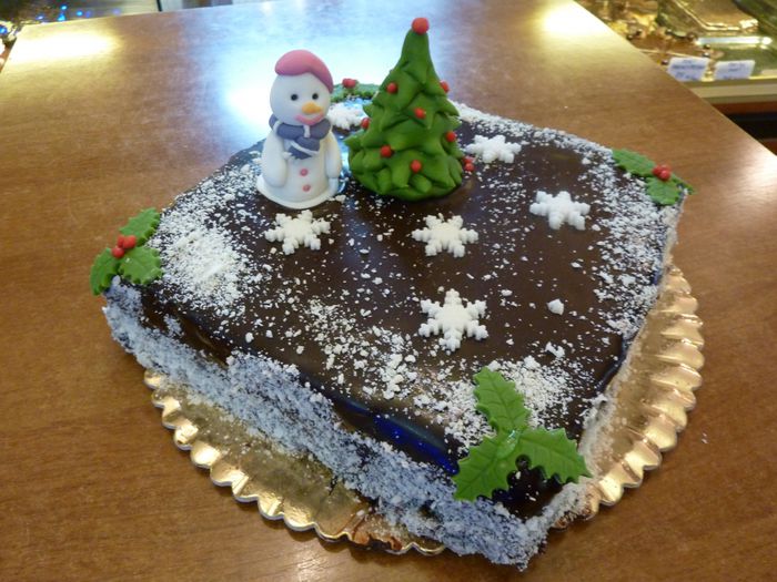 Tort Craciun cu om de zapada - Platouri cu dulciuri