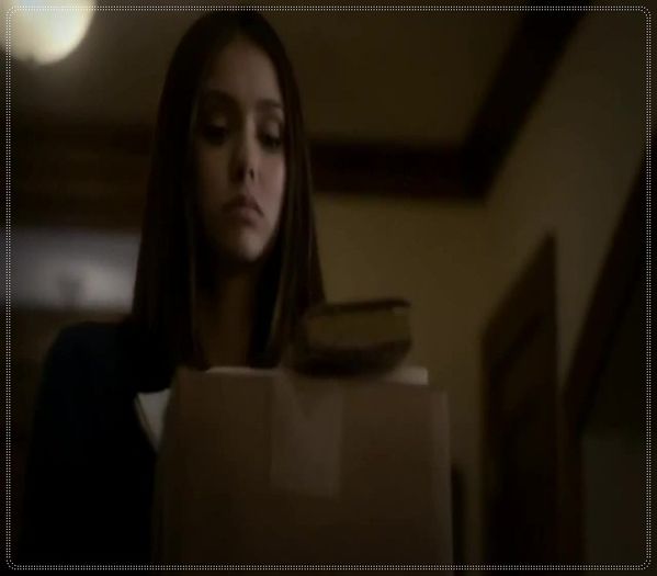 》Pam-pam *ia o cutie si se urca in lift; se duce la ea in apartament*