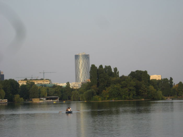turnul vazut din parcul Herastrau - Bucuresti album 13