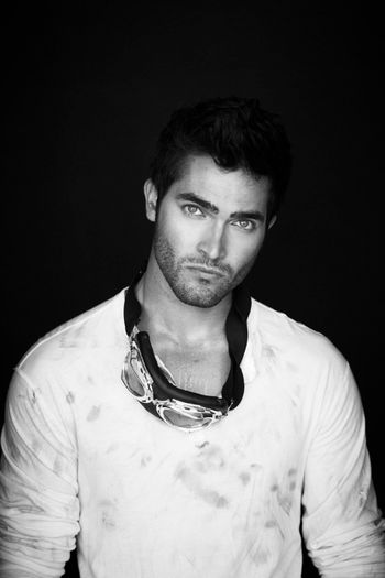 Bai Stiles, daca tot te uiti la fata asta macar vorbeste cu ea *il impinge catre ea*