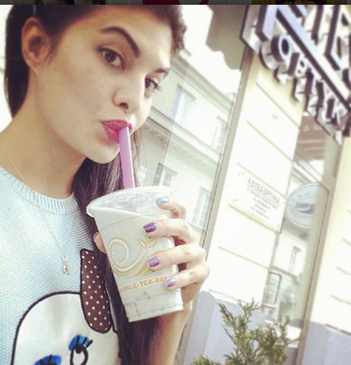 *se uita cand la unul cand la altul*