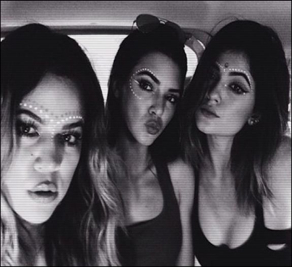 ⊿◤;. [cl] [# inca pe canapea , butona laptopu încontinuu . Nu începeți sa va contraziceți; si certați acum , va rog eu ..
