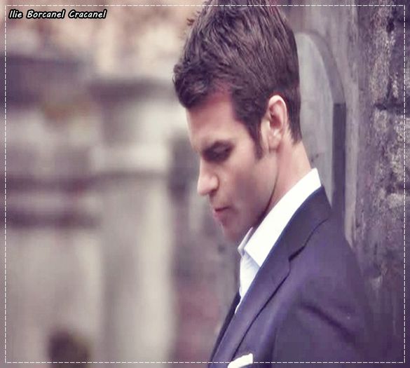 ;; *intra cantand la vioara* Iata vin colindatori, florile dalbe, noaptea pe la calatooori=)))))