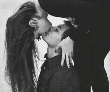 radea diabolic, disparand intr-o clipa, sange pe podea, pe pereti, usi care se inchideau si se - Z_Conacul