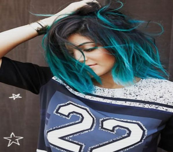 ⊿◤;. [13.12.] [#iese din lift , se pune pe canapea cu laptopu si isi vede de treaba ei akl .