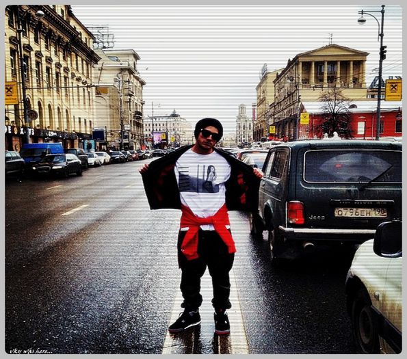 #► |apare in spatele ei si`o imbratiseaza| Heya!...