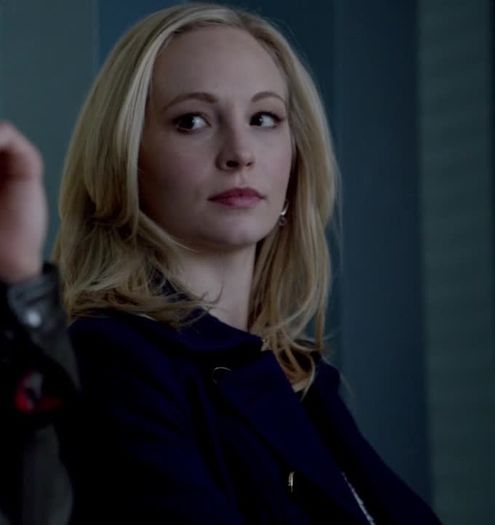 ᵔᴥᵔ -- Nu l-am făcut..umblă la c..ve #kol *ridică o sprânceană* Uite cine a mai dat pe acasă #Klaus