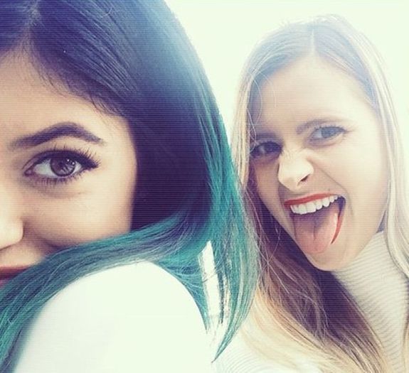 ⊿◤;. [#vine de afara cu un ruxac in spate si band dintr`o sticla .